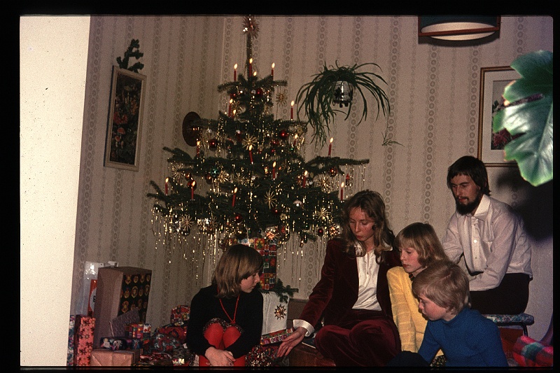 33.Regensburg dec 1974 Walter,Petra,Brigitte,Marion,Peter.JPG